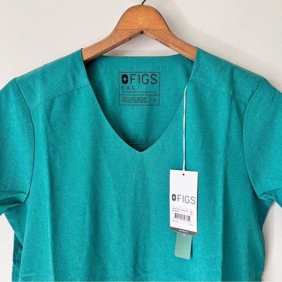 FIGS E.A.C. Lekei Utility Scrub Top - Picture 3 of 10